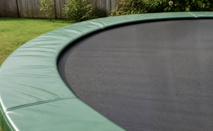 Trampoline schoonmaken: zo houd je springmat, rand en frame in goede staat